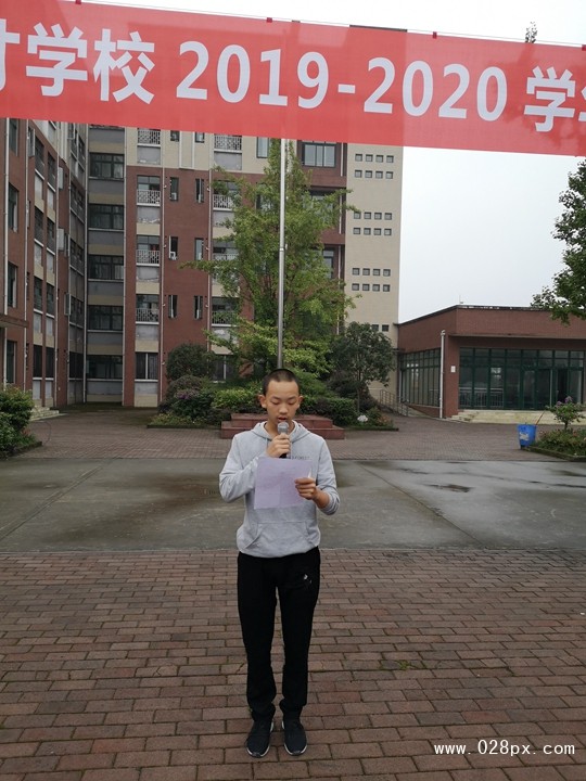 學(xué)生代表黃欣如發(fā)言.jpg