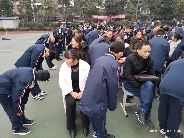 給父母深深鞠一躬表達(dá)感激之情.jpg