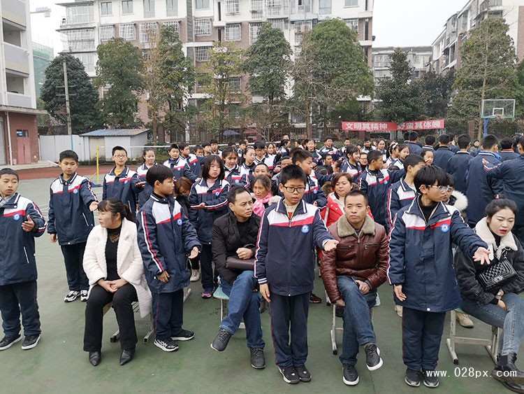 初一年級給父母表演手語舞《感恩的心》.jpg
