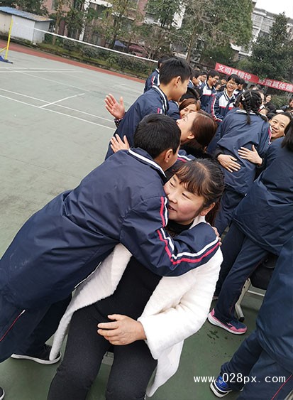 爸爸媽媽，讓我抱抱您！.jpg