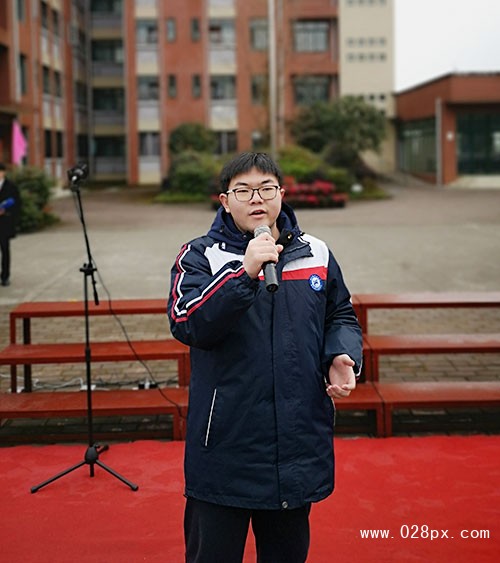 高二1班學(xué)生李宗冀在背誦李白的《蜀道難》.jpg
