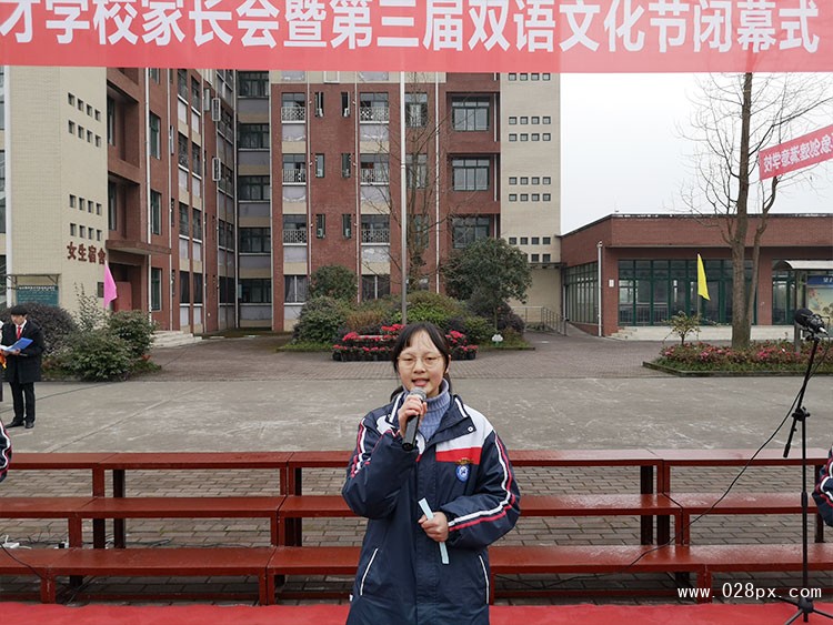 高一2班學(xué)生岳星宇在背誦蘇軾的《念奴嬌-赤壁懷古》.jpg