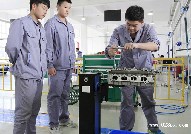 成都汽車職業(yè)技術(shù)學校地址