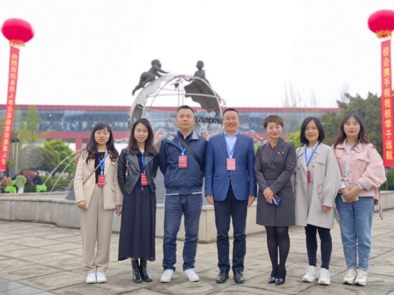 成都市禮儀職業(yè)中學(xué)參會教師合影