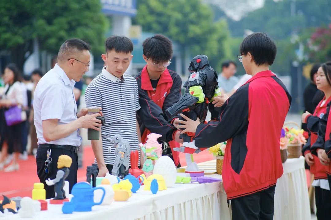 李問軍校長在我校展區(qū)前觀看
